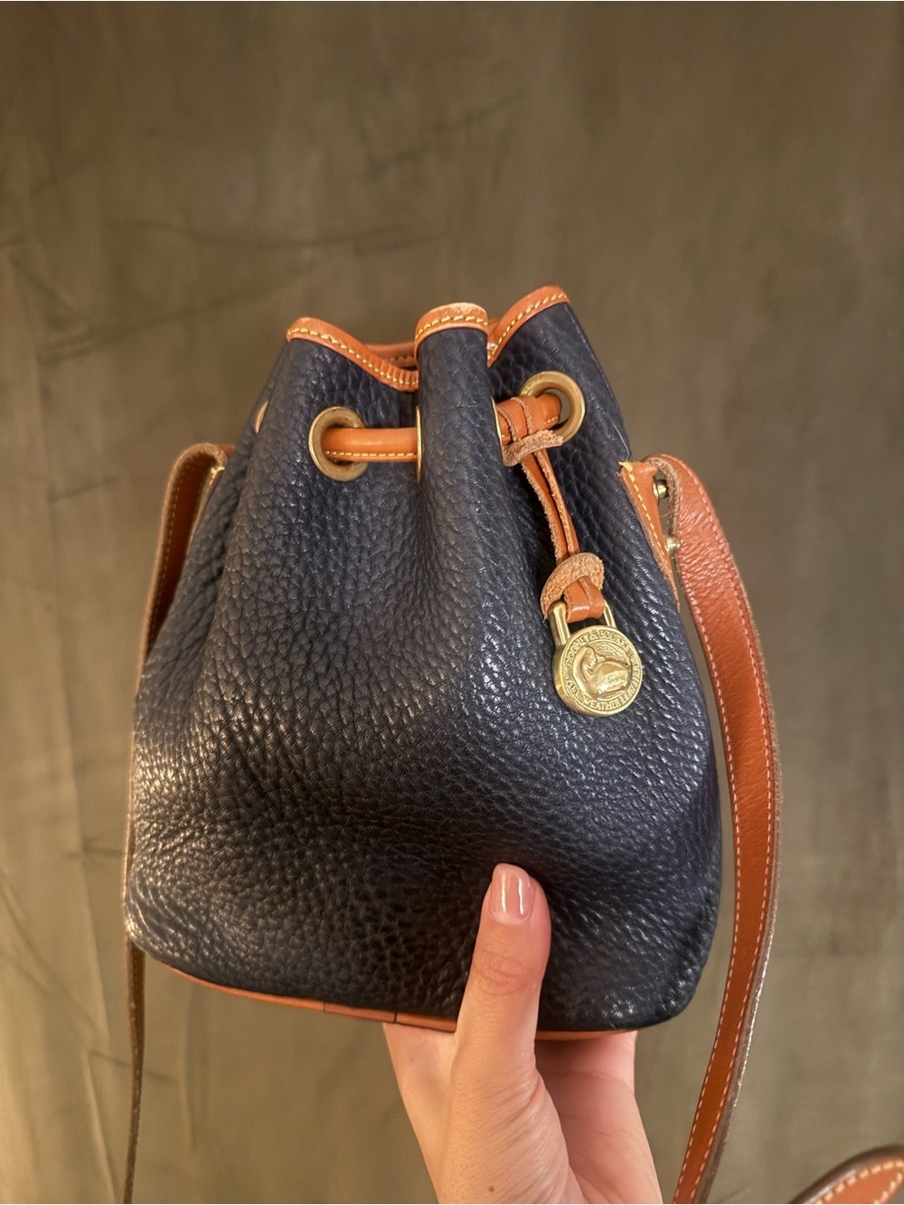 Vintage Dooney & Bourke Navy Pebble Leather Drawstring Crossbody with Tan Trim - Picture 2 of 6